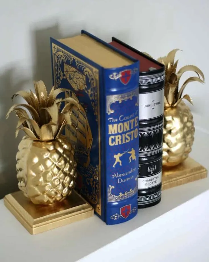 If you're a Spongebob fan like we are, turn your shelf into Bikini Bottom with this adorable bookend. Channel your creativity and decorative skills by making a playful organizer! After all, who lives in a pineapple under the sea?