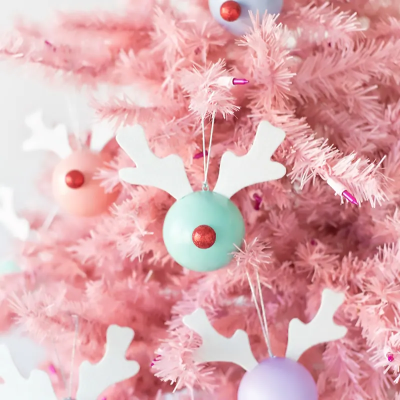 Rudolph the red-nosed reindeer! Check out these cute Christmas decorations that will blow your friends and family away! If you are feeling ambitious you could even make the other 8 reindeer and Santa himself!