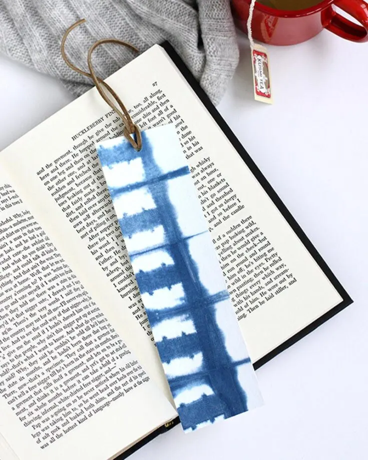 This DIY Shibori bookmark is perfect for readers who want a pop of color on their pages. While being super simple, its minimalistic design adds a calming atmosphere to your reading adventure.