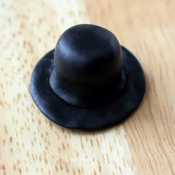 shape snowman hat using black clay