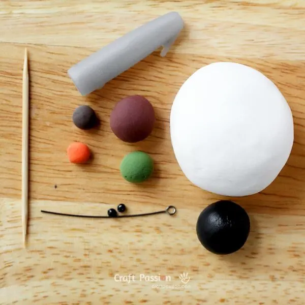 Before starting, prepare the materials and tools as listed above. Since the clay is air-drying, ensure it stays soft and pliable by sealing it in plastic bags, airtight containers, or wrapping it in cling film.