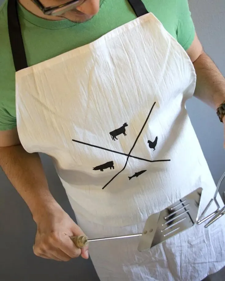 If your Dad loves to cook home-cooked meals, this would be the ideal gift for him this Father&rsquo;s Day. Show him why he&rsquo;s your favorite chef in the whole wide world with this fabulous sewing project. You only need a flour sack towel, a sewing machine, and some black trim.&nbsp;
