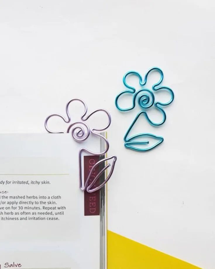 Upcycle spare wires into these beautiful wire flower bookmarks! Grab some pliers, and get ready for some metal-bending action! Once you get the hang of it, you cannot stop making extras for each of your pending list of books.