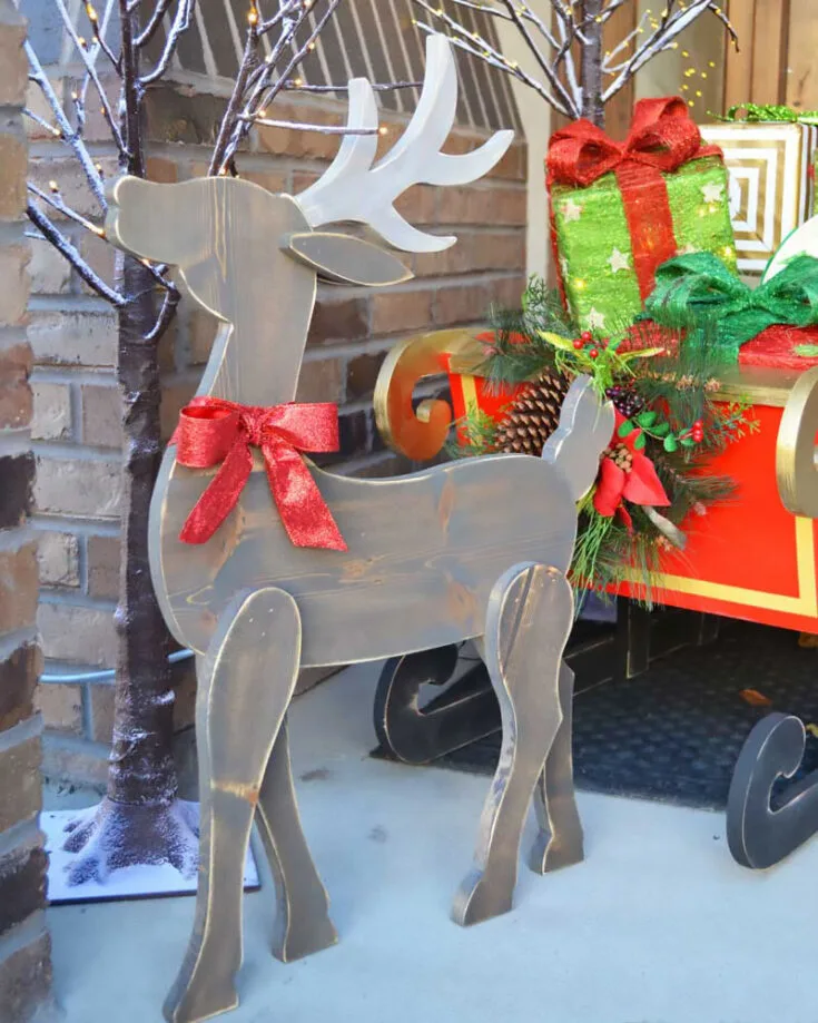 Possibly the most recognizable aspect of Christmas. These 2D reindeer will make your house more like the North Pole. You can even make all 9 of Santa's reindeer pulling his sled!