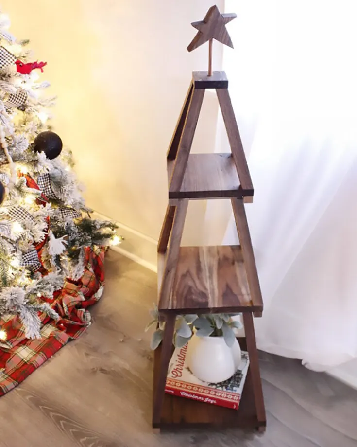We love it when crafts can serve multiple purposes. This is no exception, serving as a Christmas tree decor while being able to store your valuables. Try it out, as it adds a nice touch to your home!
