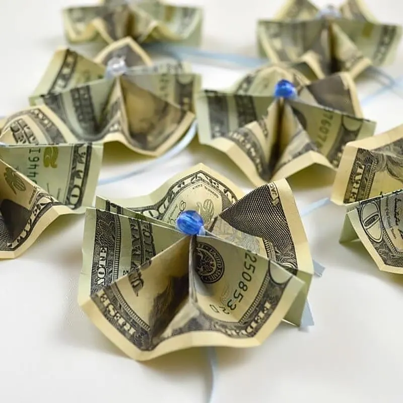 Is someone close to you graduating? First of all, congratulations! Secondly, why not make this money lei for them to celebrate their graduation? They'll definitely be overjoyed to see the effort you've put in for them!