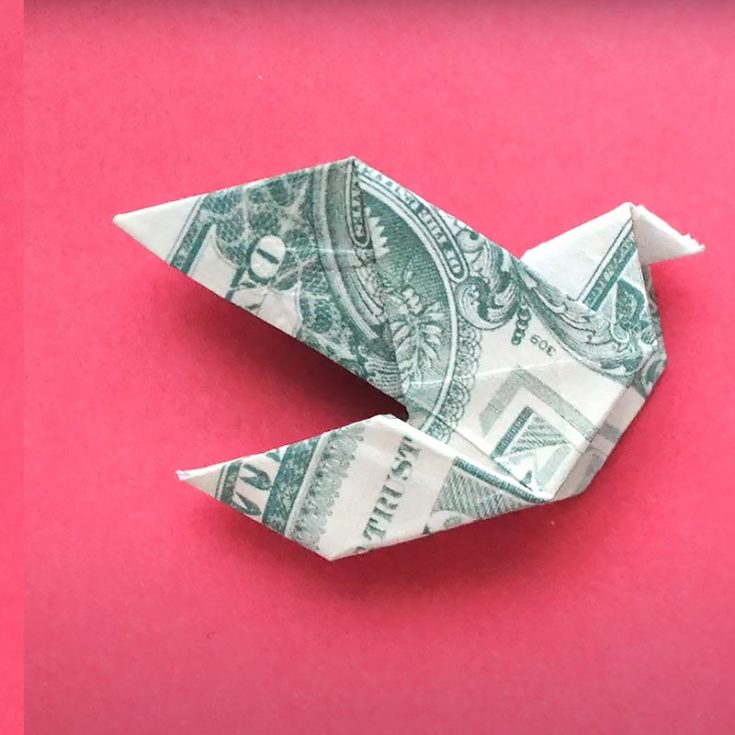 When luck comes, peace will come too! Make this adorable-looking money origami pigeon. To ensure a peaceful crafting session, this tutorial includes detailed step-by-step instructions in video form to help you.