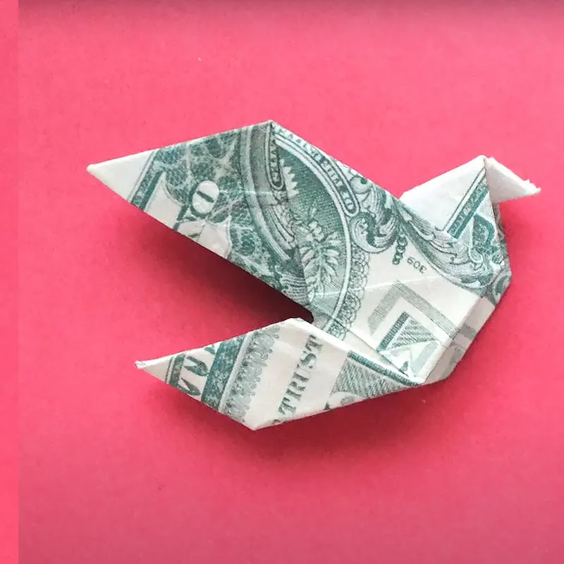 When luck comes, peace will come too! Make this adorable-looking money origami pigeon. To ensure a peaceful crafting session, this tutorial includes detailed step-by-step instructions in video form to help you.