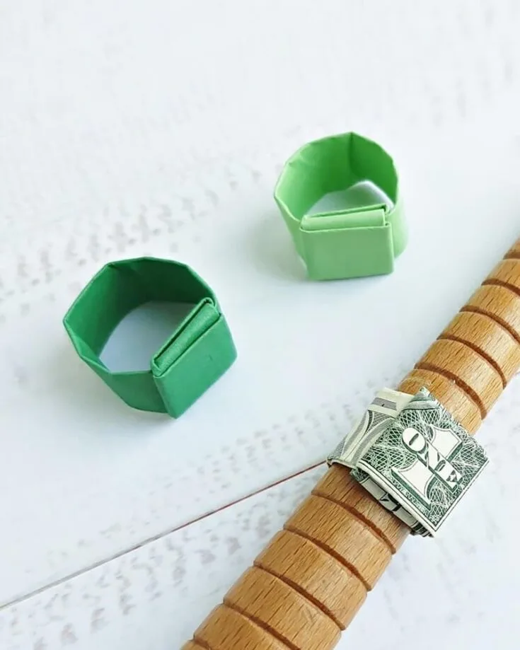 We've shown you some accessory origamis previously, but how about one that you can actually wear? This tutorial gives you a step-by-step guide on turning a dollar into a wearable ring! This tutorial even frames the "one" on the dollar perfectly, making it a perfect craft if you want to glam up your wardrobe!
