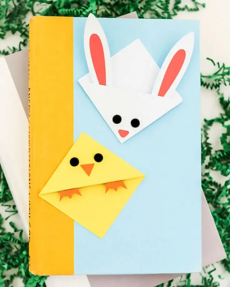 Have a look at these charming Easter-themed bookmarks that you must try! All you need are some essential crafting tools like scissors, glue, and colored paper!&nbsp;