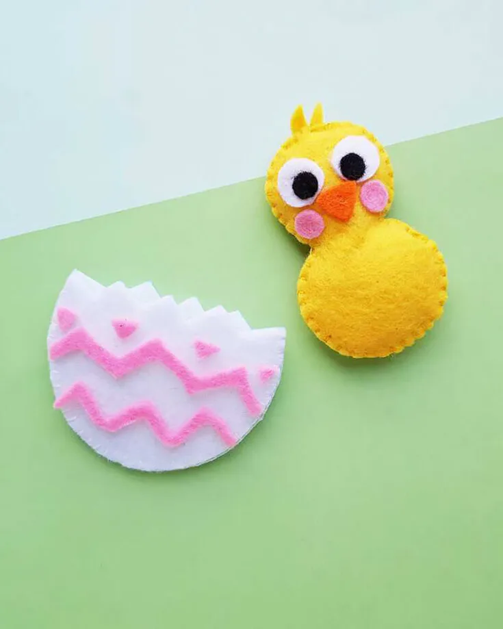 This adorable baby chick and egg combo is a great gift for kids at easter! It's made of felt and comes together so easily with just some blanket stitches and craft glue. Use whatever felt scraps you can find around your house and a splash of creativity to customize your egg to look however you want!