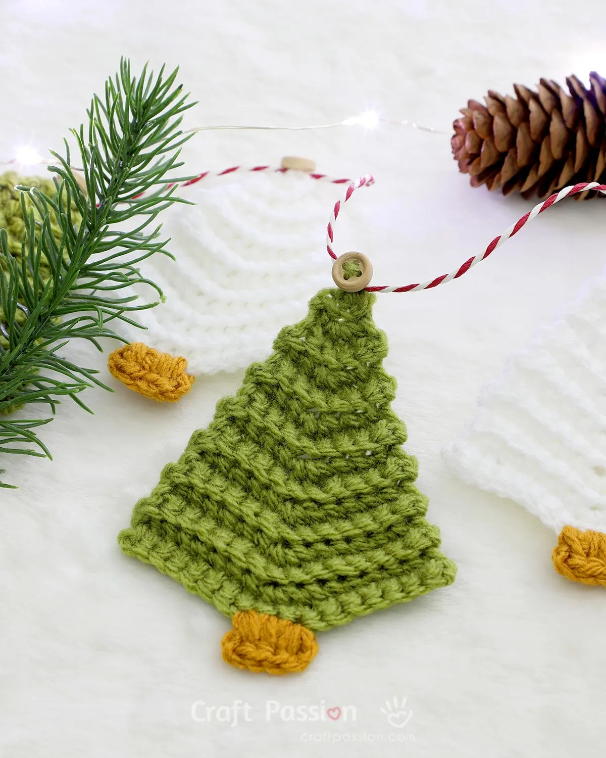 Free crochet Christmas tree pattern: quick & easy! Perfect for garlands, gift tags, or ornaments. Add a handmade touch to your holiday decor.