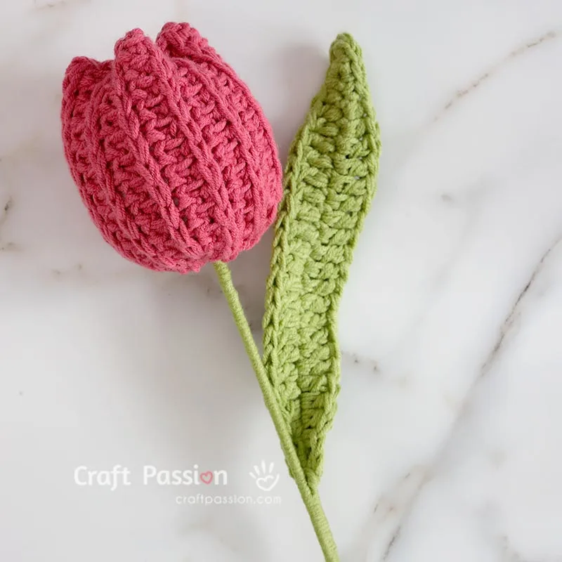 Free crochet tulip pattern to make heartwarming gifts for friends and loved ones. It's an easy crochet pattern for beginners and crocheter of all skill level.