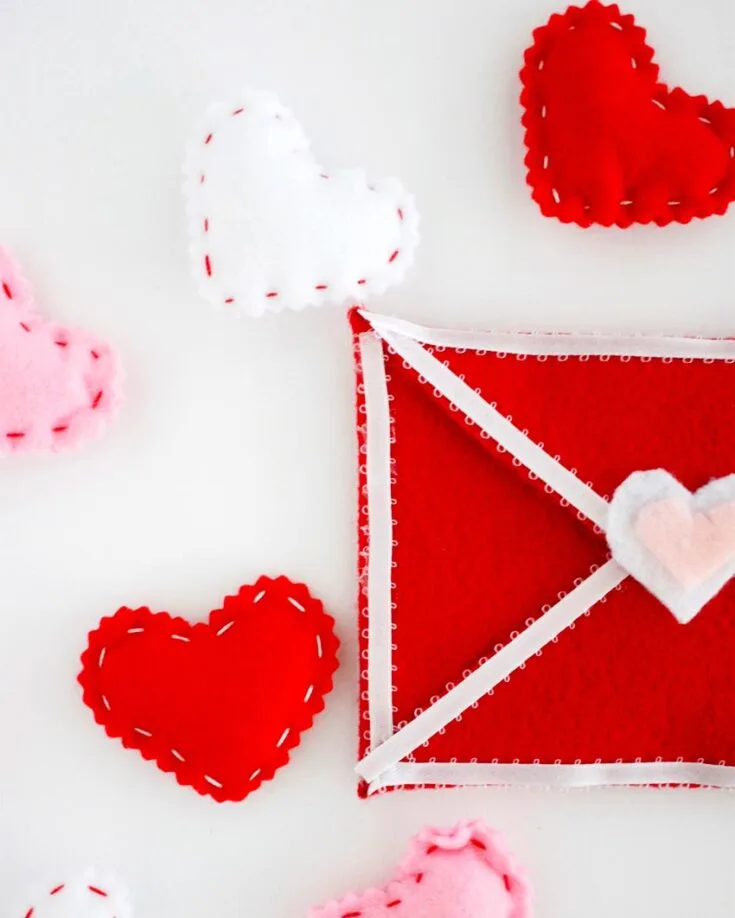 Looking for a special place to keep your love letters or Valentine's Day cards? Make this pretty felt envelope to keep them safe until Valentine's Day.