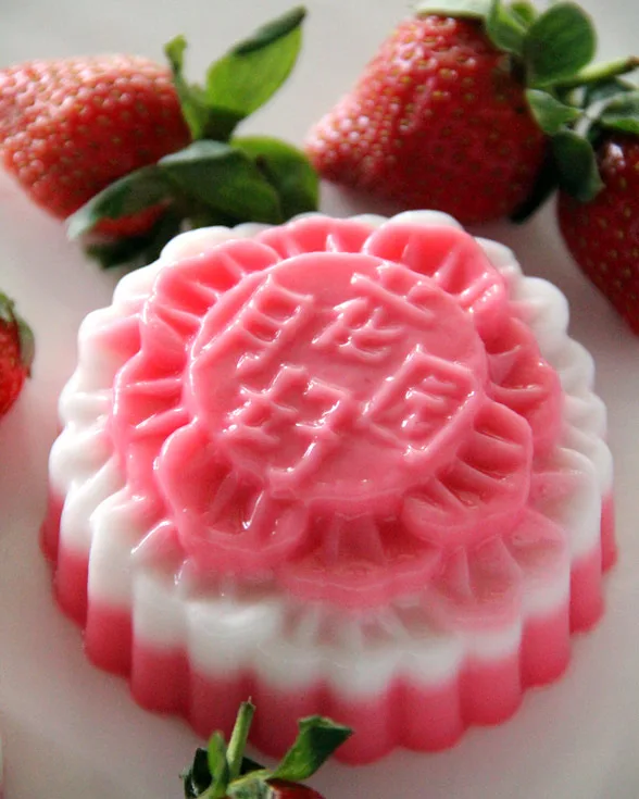 How to make strawberry jelly mooncake with multiple layers filling and egg york inside. Recipe comes with step by step photos for easy reference.