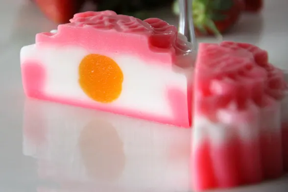 How to make strawberry jelly mooncake with multiple layers filling and egg york inside. Recipe comes with step by step photos for easy reference.