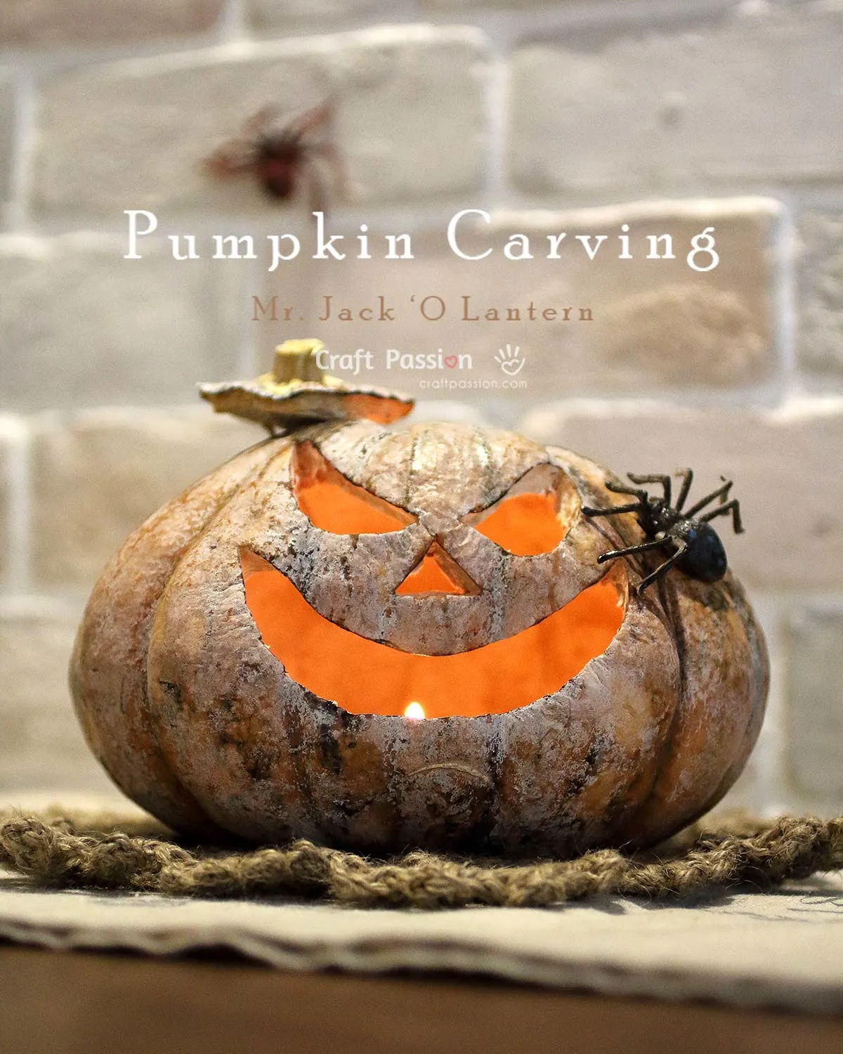 Easy DIY pumpkin carving with cutlery found in the kitchen; steak knife, spoon, fruit-pick. Decorate your home with it during Halloween.