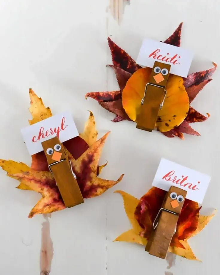 These place cards are perfect for a Friendsgiving celebration. Use a natural leaf instead of a faux one to elevate it to the next level by giving it a realistic touch. It also adds an artistic way to display your friend's names!