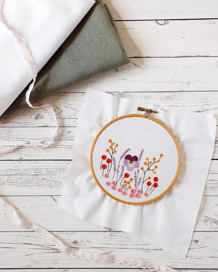 This embroidery design is to die for! It is everything that you&rsquo;re looking for in embroidery flowers! They offer a free pattern and various stitches ranging from woven wheel stitches, stem stitches, lazy daisy stitches, to looped buttonhole stitches.
