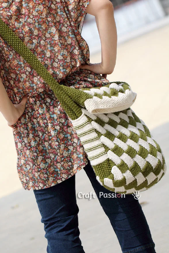 Free knitting bag pattern to knit a college look Messenger Bag, with a cross-body strap & side pocket. The pattern comes with a lining tutorial.&nbsp;