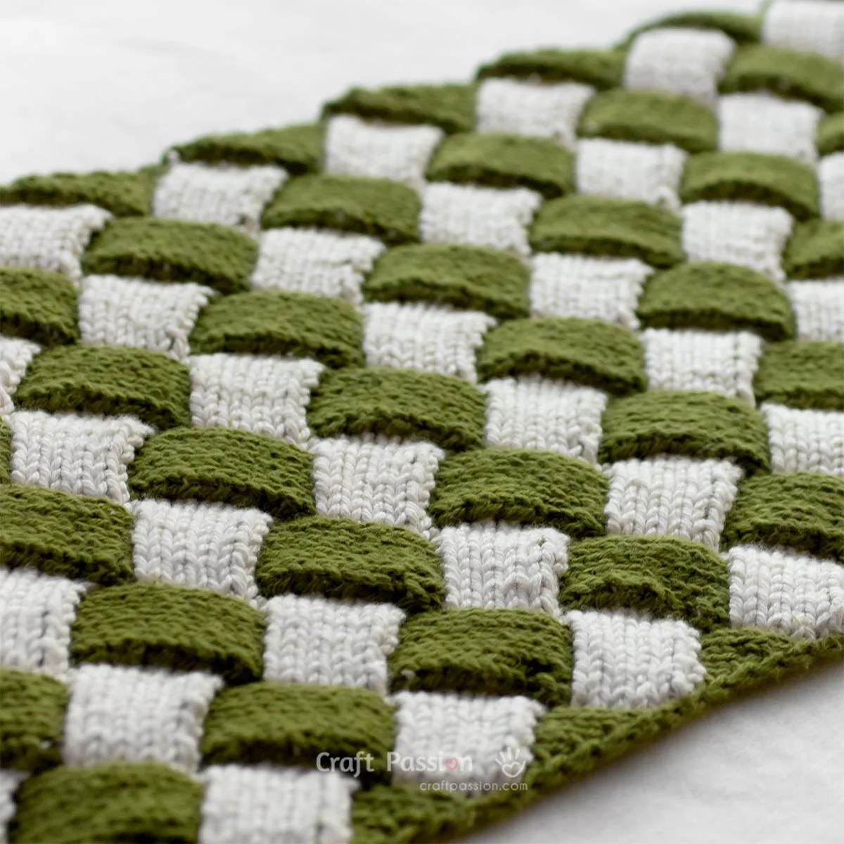 Get the video tutorial Entrelac knitting pattern to create a beautiful interwoven squares design. Ideal for making blankets, scarves, bags & sweaters.