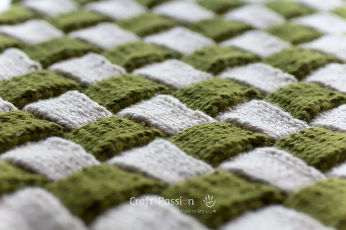 Get the video tutorial Entrelac knitting pattern to create a beautiful interwoven squares design. Ideal for making blankets, scarves, bags & sweaters.