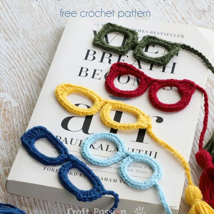 5 quick and easy eyeglasses applique crochet patterns to make into bookmarks, decorations, accessories etc. Perfect stash-buster crochet project.