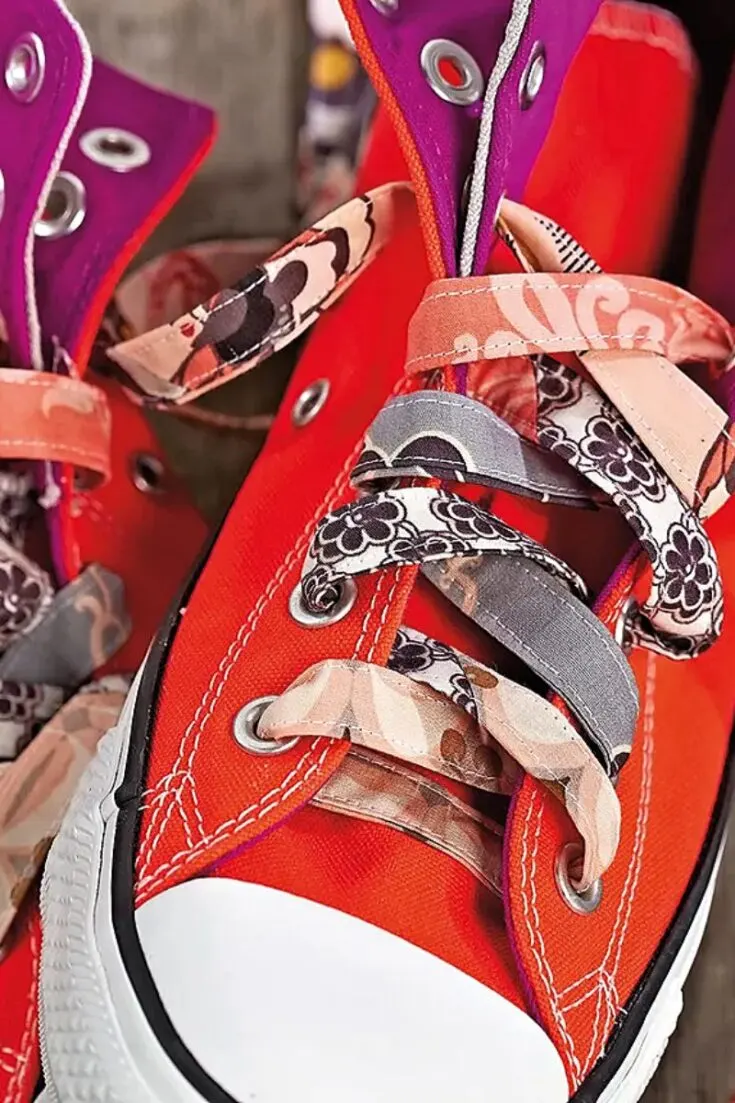 Looking to give your old sneakers a colorful update? Give these fabric shoelaces a try! By folding and stitching two pieces of fabric together, you can create your very own unique and sturdy shoelaces.