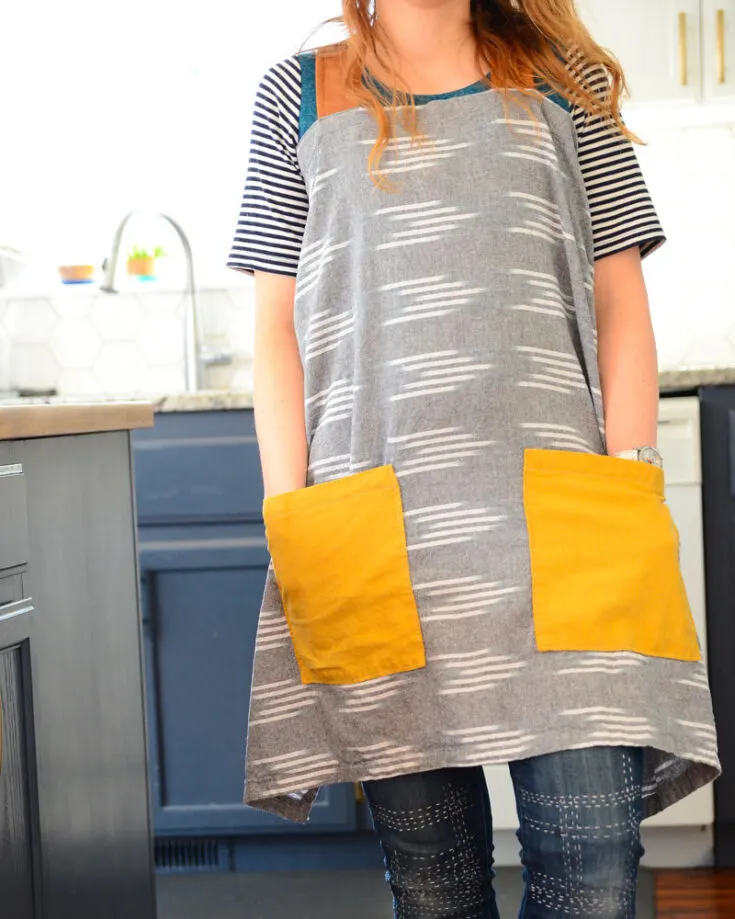 This helpful tutorial will guide you on how to sew a farmhouse apron for yourself! It's got 2 pockets and cross-back straps. You'll be making straight cuts for this apron, so if you're not a fan of making complicated cuts that curve and bend, you chose the right pattern.