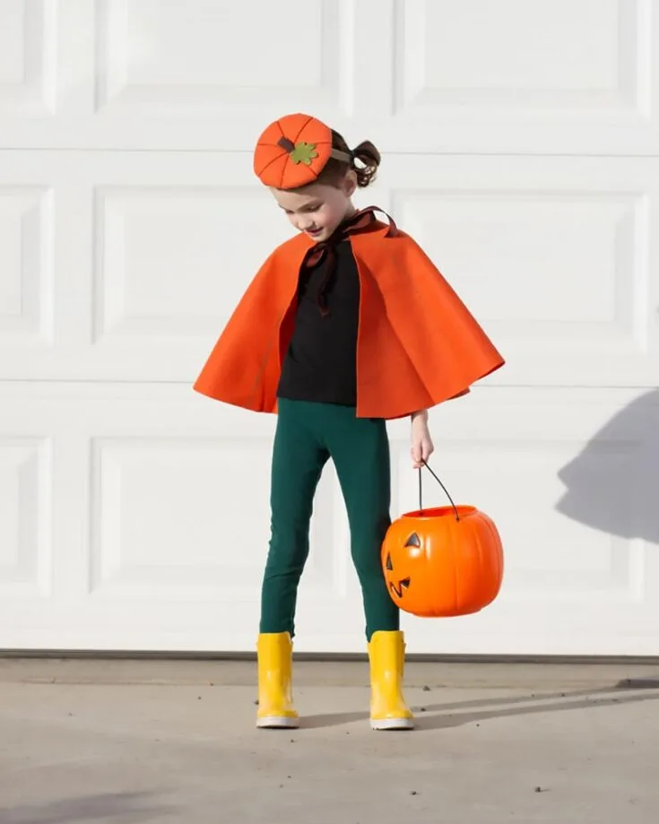 Here, we have the ultimate last-minute costume idea for your little ones! It only takes a staggering 5 minutes. Yes, you heard us, five minutes. Make this for your kid, requiring no sewing.