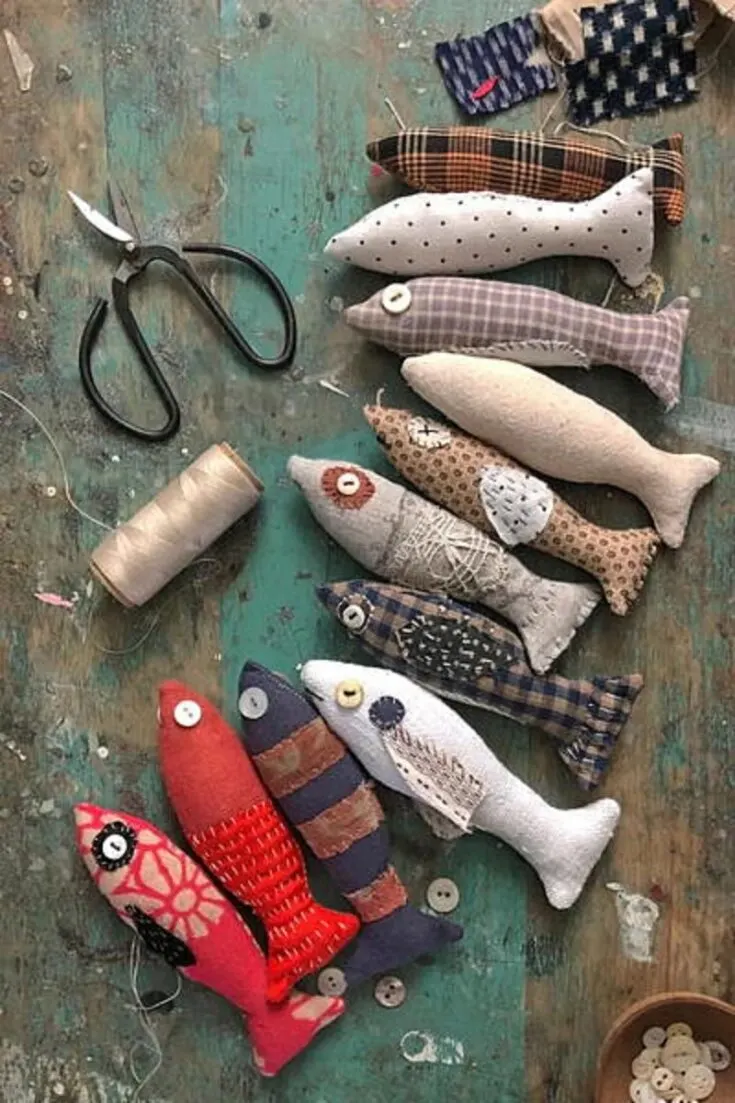 This easy fishy friends pattern is easily customisable based on what scraps you have. You can use them as pet toys, decoration or a keychain.
