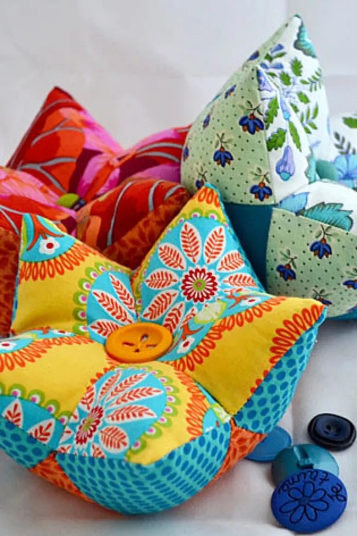 This five-pointed star pattern has a simple yet unique shape that you will fall in love with. The pattern shows you how to make five sections that allow for more organization, as you can organize your different pins and needles for a neater look.