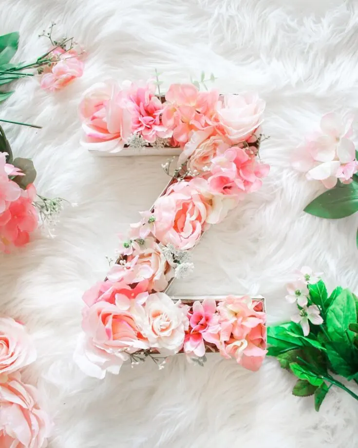 Check out this unique DIY monogram flower door hanger! Instead of making a letter according to Mom&rsquo;s initials, why not spell out her name or the words &ldquo;Mom&rdquo; or &ldquo;Mommy&rdquo; to personalize it even further? This gift will guarantee to put a big smile on her face, and it&rsquo;s an amazing home decor, too!