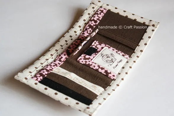 Free pattern & tutorial to sew a trifold wallet. Demo with a floral print fabric but you may adapt the method to sew a men wallet the similar way.