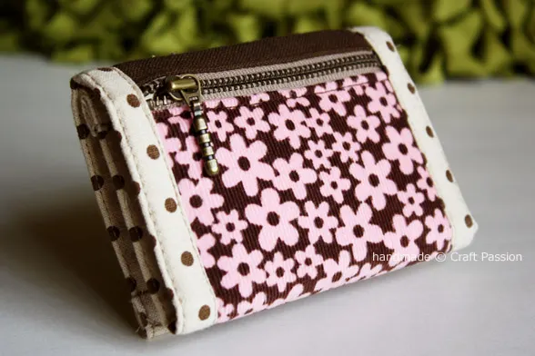 Free pattern & tutorial to sew a trifold wallet. Demo with a floral print fabric but you may adapt the method to sew a men wallet the similar way.