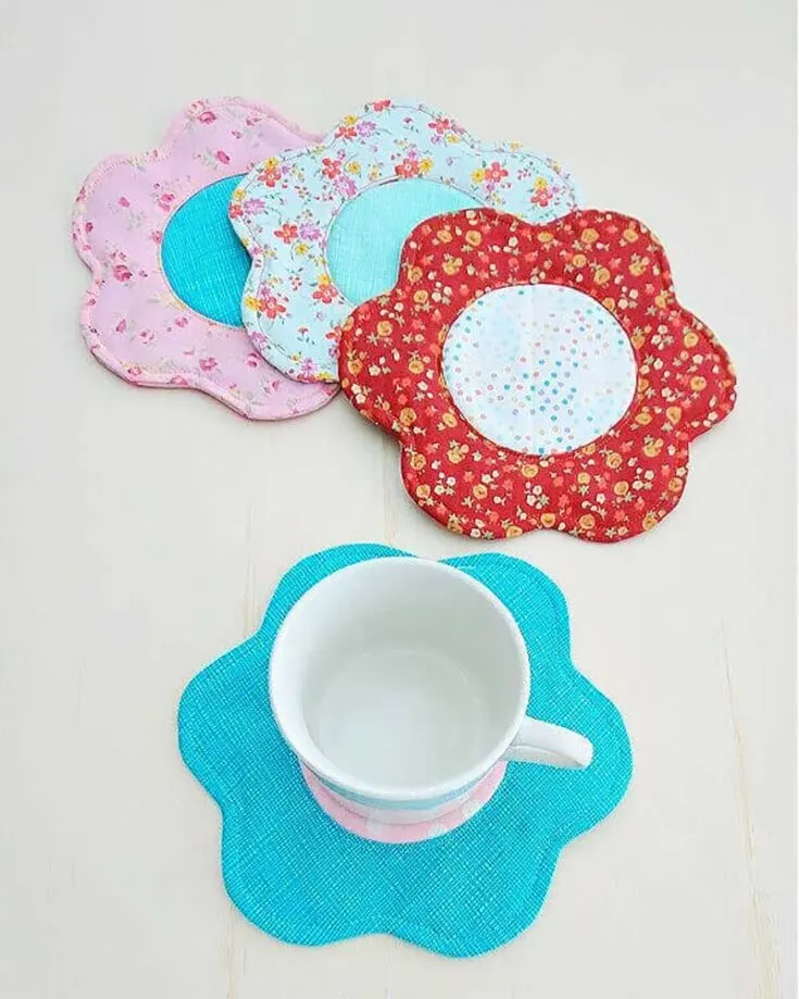 This flower-shaped coaster will brighten your spring season or lift your spirits on gloomy days. Use different patterned and colored fabrics to your liking to create vibrant petals and a lively flower shape that stands out.