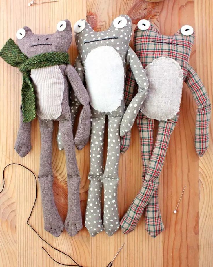 These distinguished froggy gentlemen are happy to be your companion. They have a slightly sassy and unbothered expression that is very entertaining, and their stitched joints make them easy to pose any way you want. Make one of these frog dolls for yourself! Just don't forget to make him a scarf for those rainy days.
