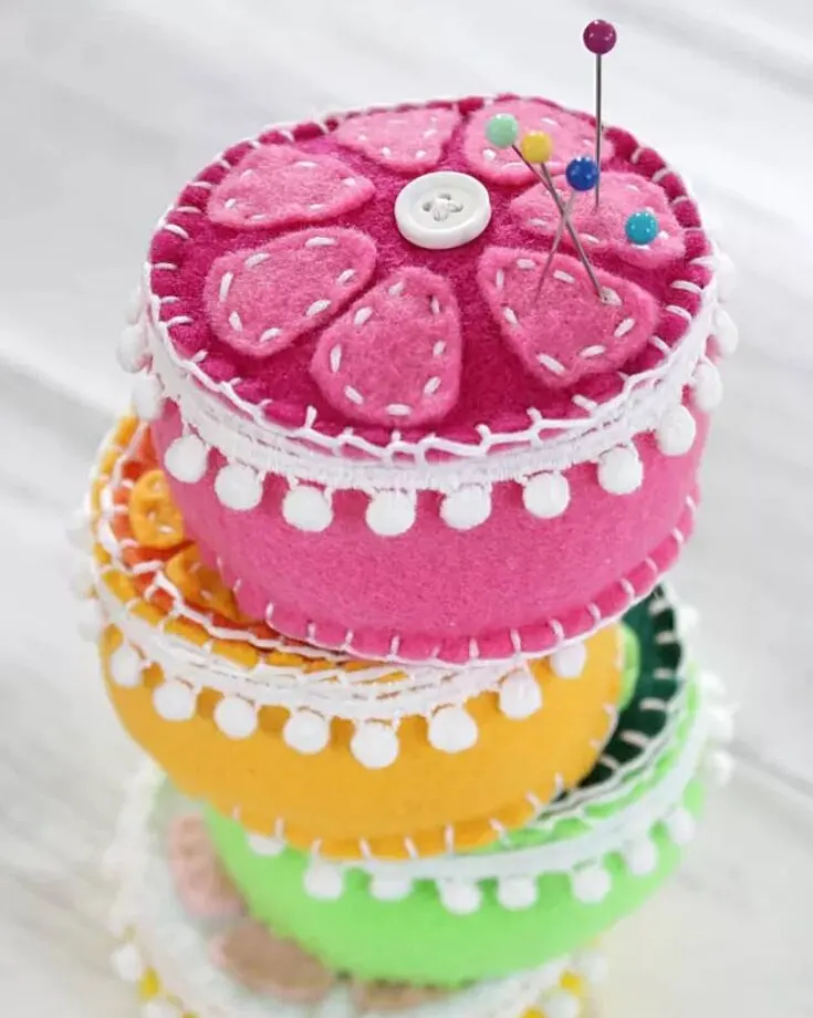 DIY your own fruit slice pinnie with this easy-to-follow tutorial! Make this for anyone that needs a zesty pop of color in their workroom. This is another project that uses felt and simple stitches, which makes it very beginner-friendly.