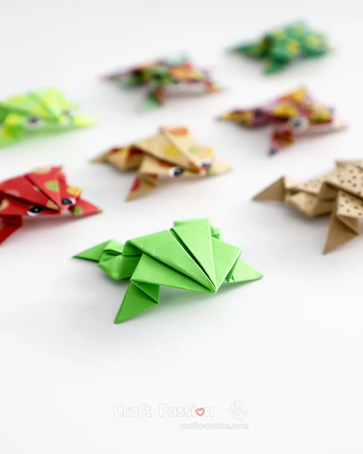 A piece of paper and 5 minutes for a whole lotta fun! Learn how to make an origami frog that jumps with a quick and easy step-by-step tutorial.