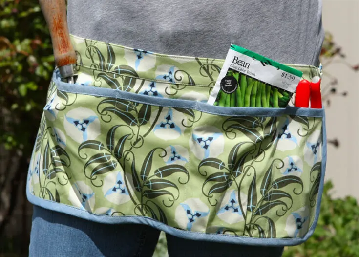 Look at this wonderful garden waist apron! If you've got a backyard garden to tend to, this apron will blend in perfectly with the luscious greenery of yours. It has a clean and timeless flair with its rounded corners and bias tape lining.