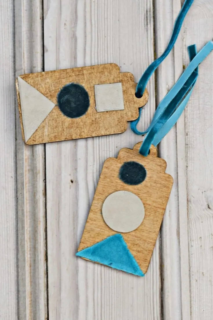 These handmade gift tags are an elegant way to label your gifts no matter the occasion. Using wooden gift tags, the pieces of fabric scraps are used to create an abstract design. A great idea for fabrics that fray easily such as velvet.