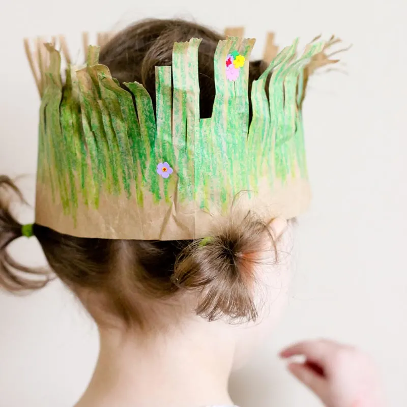 Treat your little ones like the princess and prince that they are with this grass crown Earth Day project! Not only is it so eco-chic, but it's also a playful way of celebrating our planet gloriously. Be sure to address your kids as his/her majesty too!