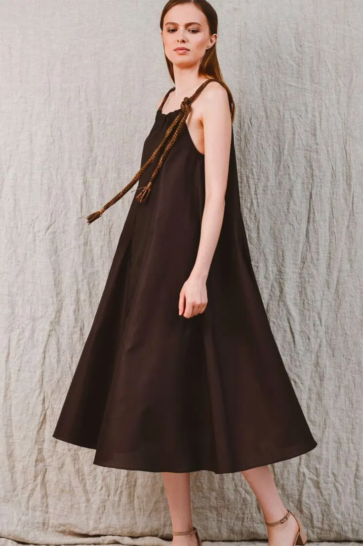 This A-shaped sundress is fluid and airy with a nice flare at the bottom. It's the perfect project for beginners. Thin and soft fabrics are recommended for this pattern.