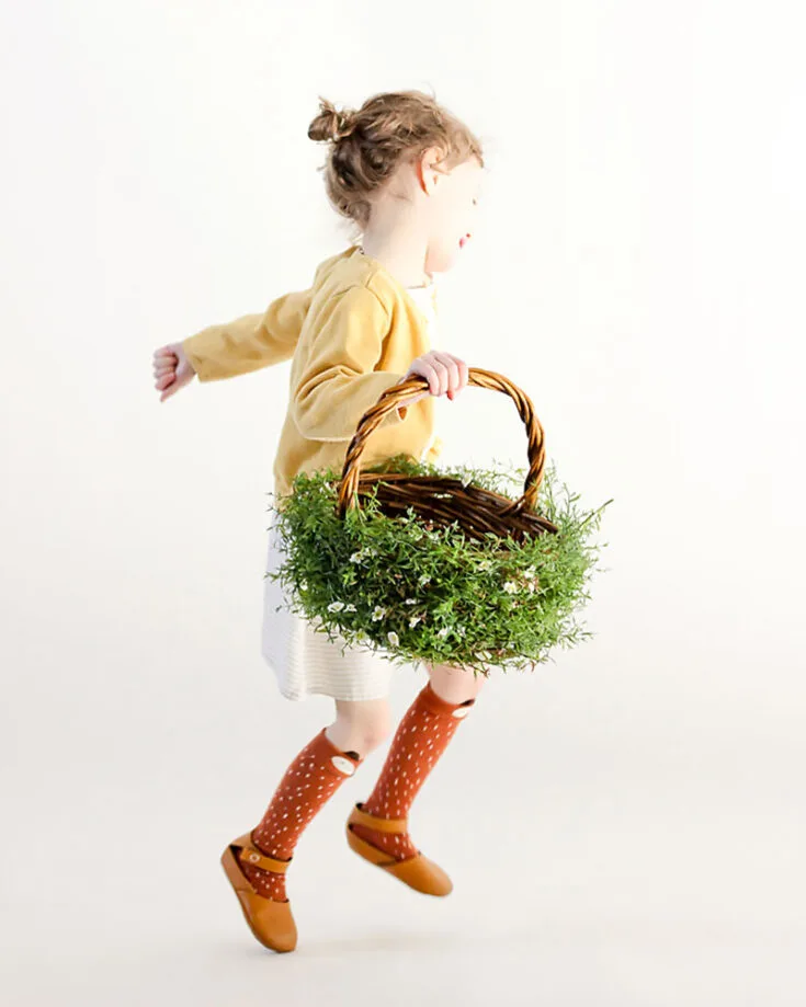 Try out this fantastic greenery Easter bucket for your kids to receive goodies around Spring. You can use moss or other greenery to create this look with ease.&nbsp;