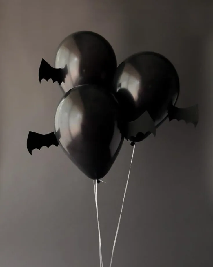 Here's one for the minimalistic enjoyers! This simple bat balloon is so cute and easy to make, and it adds a touch of creativity to your decor. Make a few and invite your friends over for a themed party.