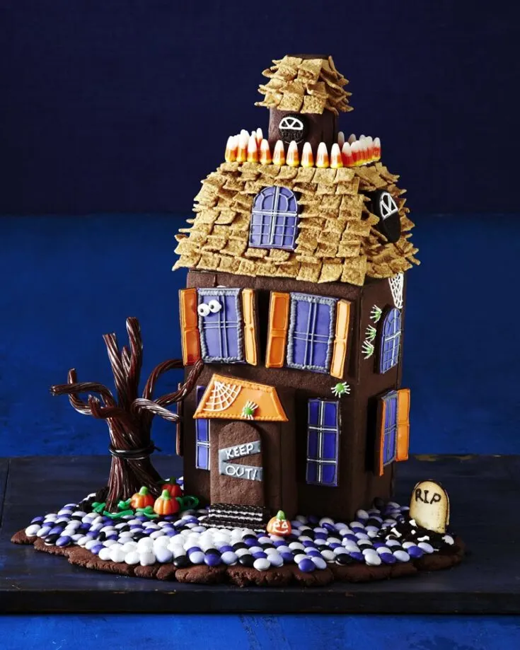 Who said gingerbread houses were only for Christmas? Step back as we take this gingerbread house and turn it into the perfect haunted house. Just make sure no one eats it apart!