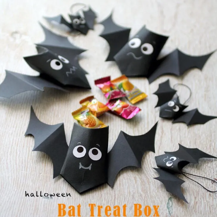 Make bat treat boxes with cute expressions using card stock or toilet paper roll. Fill up the Halloween Treat Bags with candies for trick-or-treating.