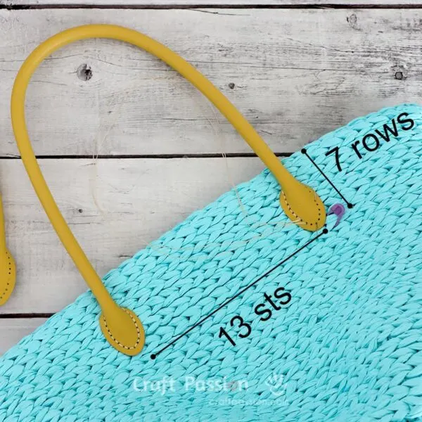 position of the handles on the straw bag.