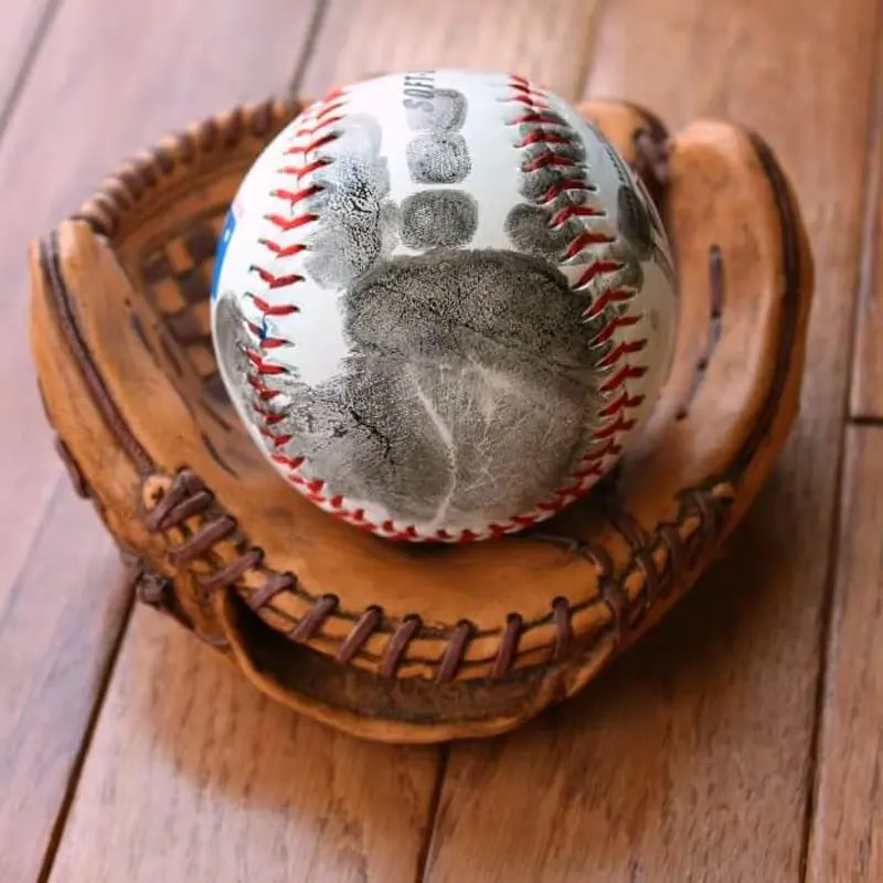 Is your Dad a baseball fan? Instead of getting him a signed baseball from his favorite player, which can be pretty challenging, why not make him a signed one with your own handprint? Pretty cute, isn&rsquo;t it? This lovely gift will surely make his day and will be the perfect addition to his sports collection.