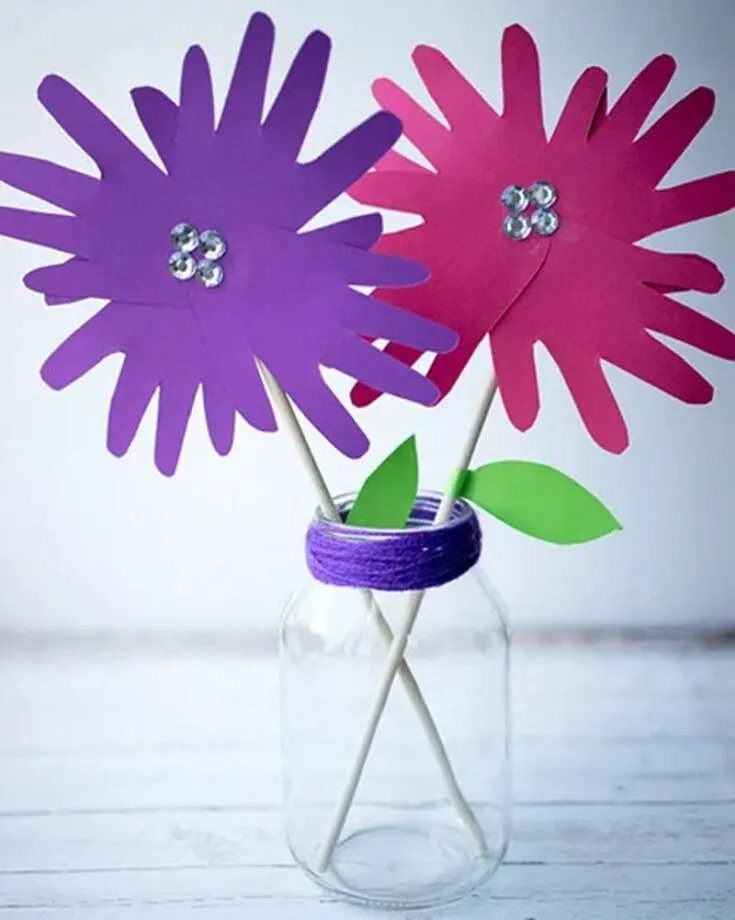 Handprint flower stalks are also a creative and unique way to show your Mom just how much you love her. We understand that store-bought flowers might wilt over the course of a week, but this craft will last a lifetime!